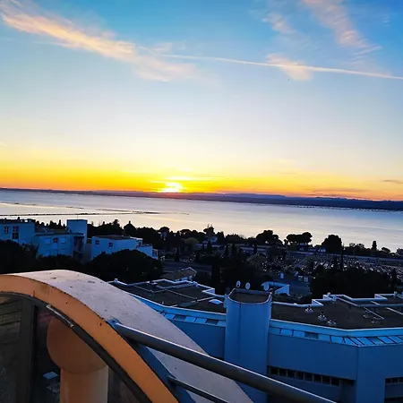 T2 Panoramic View: Pool, Parking & Smart Tv Retreat