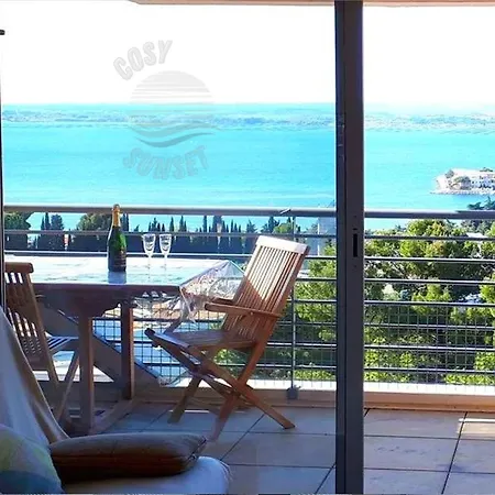Apartment T2 Panoramic View: Pool, Parking & Smart Tv Retreat *