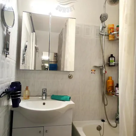 T2 Panoramic View: Pool, Parking & Smart Tv Retreat Apartment *